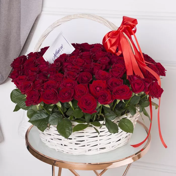 101 красная роза в корзине с лентой