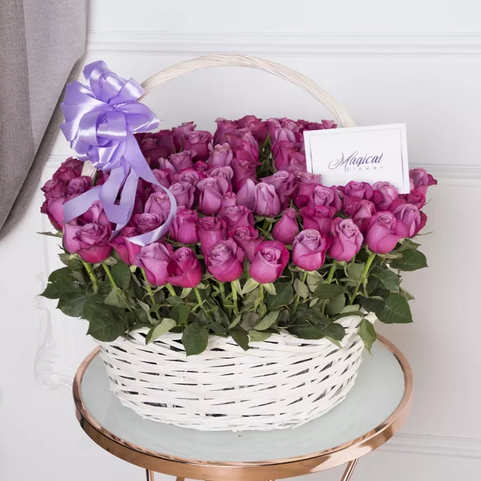 101 сиреневая роза в корзине с лентой
