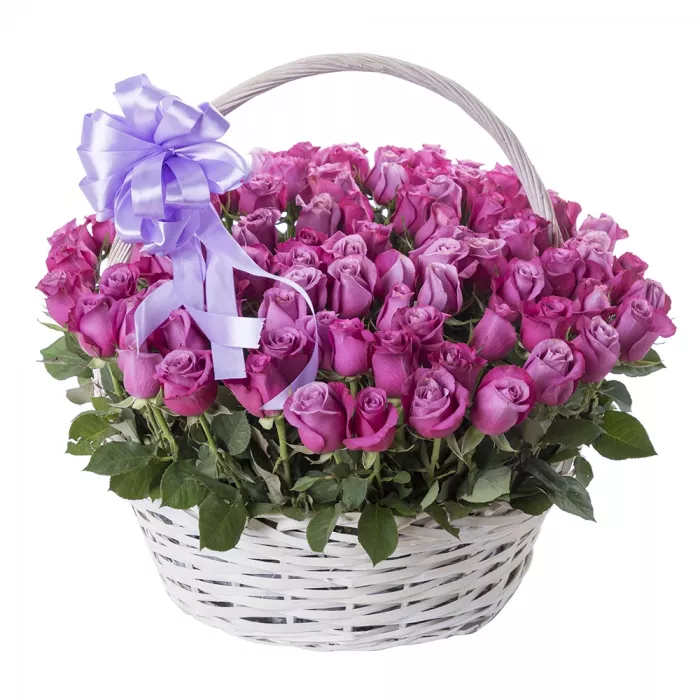 101 сиреневая роза в корзине с лентой