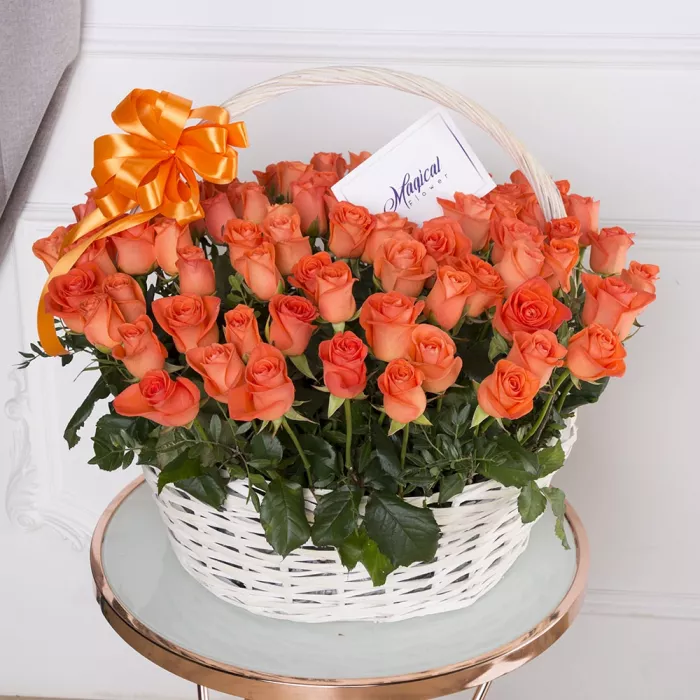 101 оранжевая роза в корзине