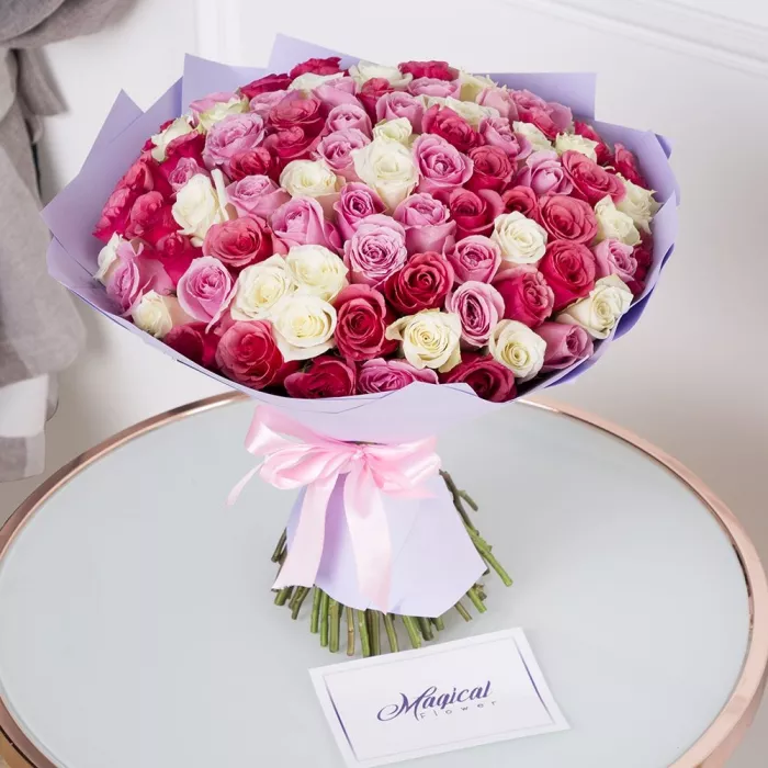 Букет из 101 разноцветной розы в крафте