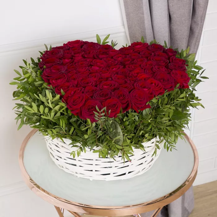 75 красная роза premium в форме сердца в корзине
