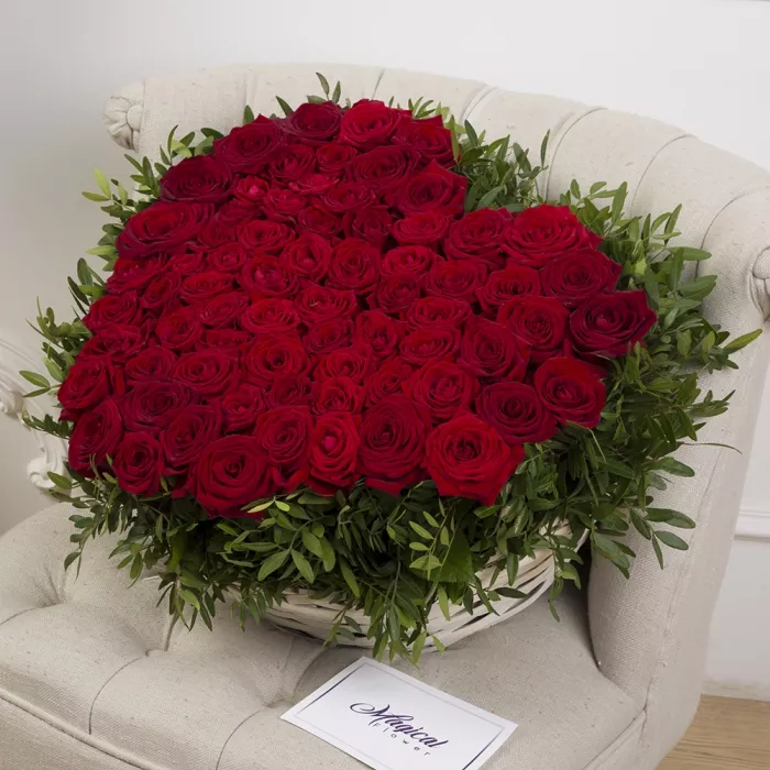 75 красная роза premium в форме сердца в корзине