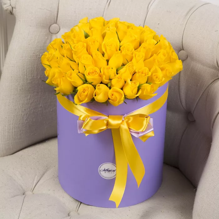 51 желтая роза в шляпной коробке