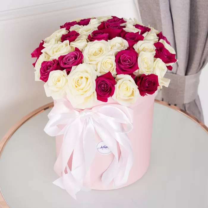 51 малиновая и белая роза в шляпной коробке