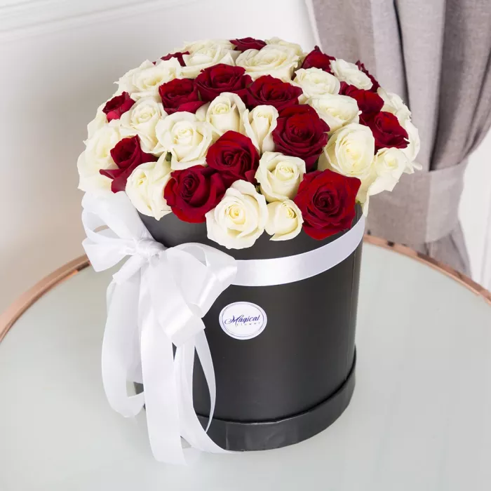 51 красная и белая роза в шляпной коробке