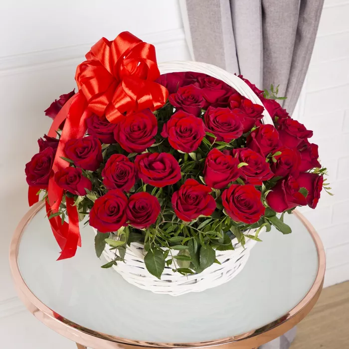 51 красная роза в корзине