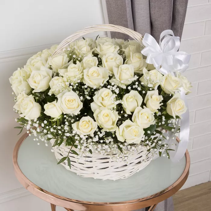 51 белая роза в корзине с гипсофилой