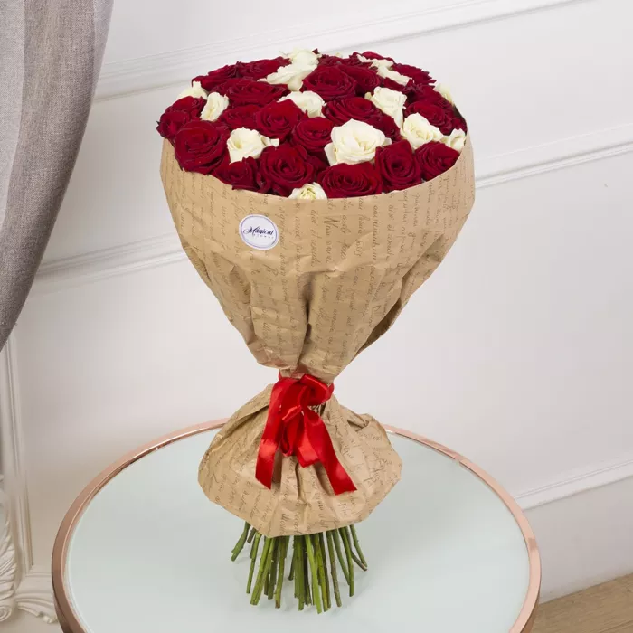 Букет из 51 красной и белой розы 60 см