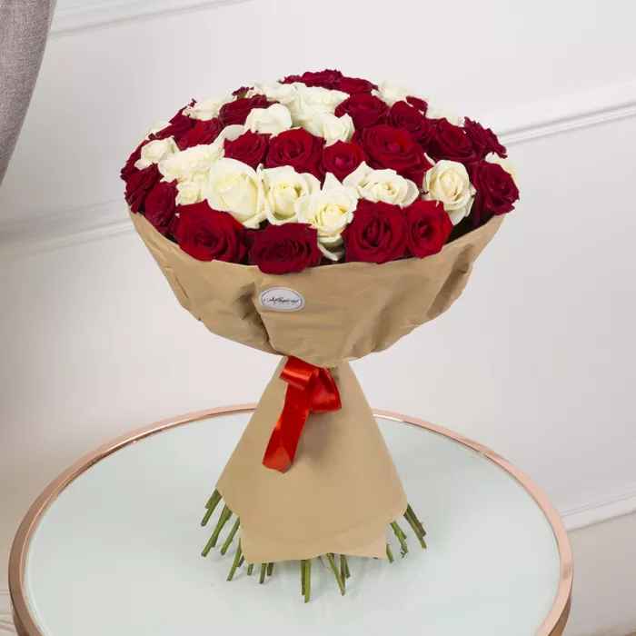 51 красная и белая роза premium 50 см
