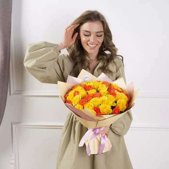 Букет из 51 желтой и оранжевой розы
