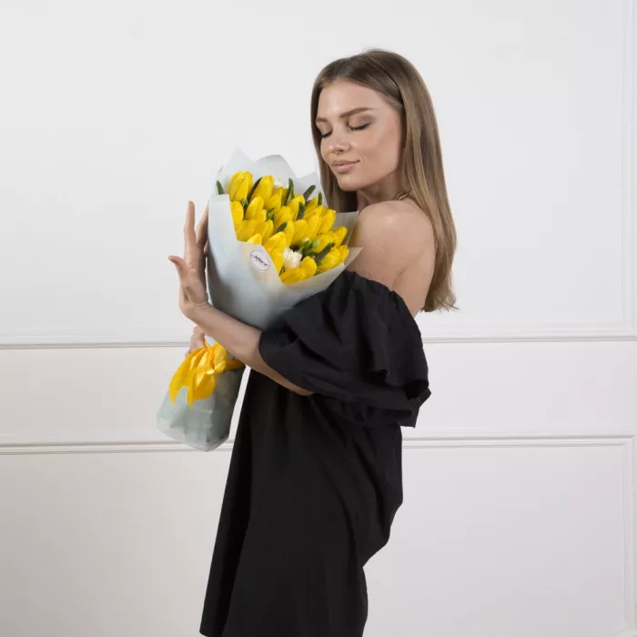 35 желтых тюльпанов с фрезией