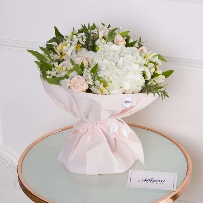 Букет с гортензией и альстромерией