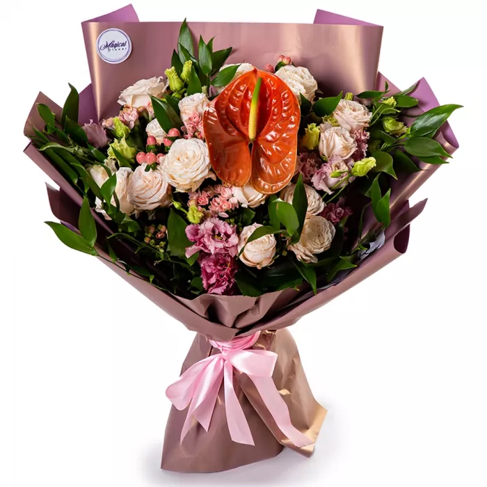 Букет с пионовидными розами и антуриумом