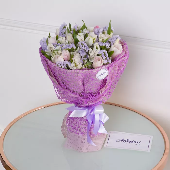 Букет с тюльпанами, альстромерией и статицей