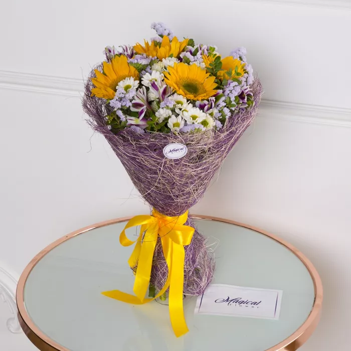 Букет с гелиантусом и сантини