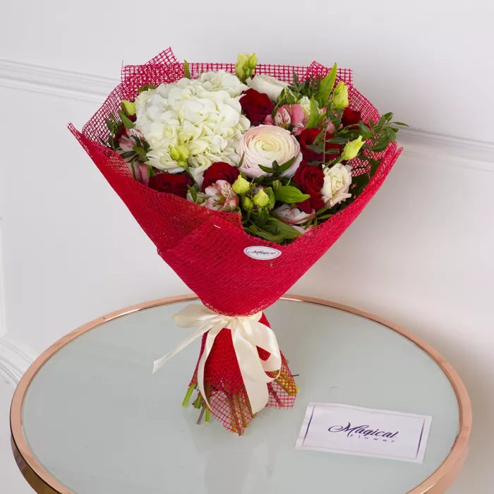 Букет с ранункулюсом, розой и гортензией