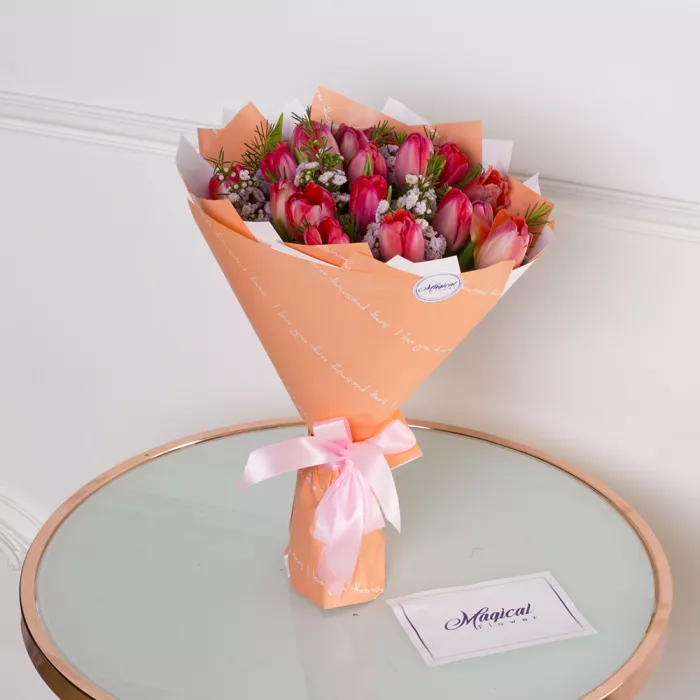 Букет из тюльпанов с хамелациумом