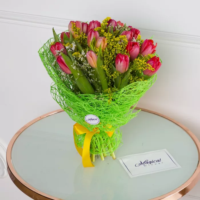 Букет из тюльпанов, солидаго и лимониума