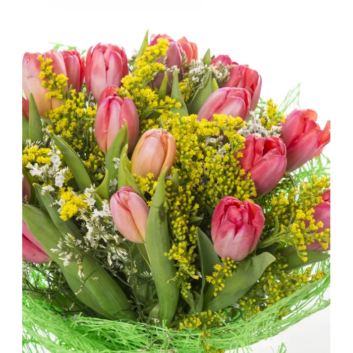 Букет из тюльпанов, солидаго и лимониума