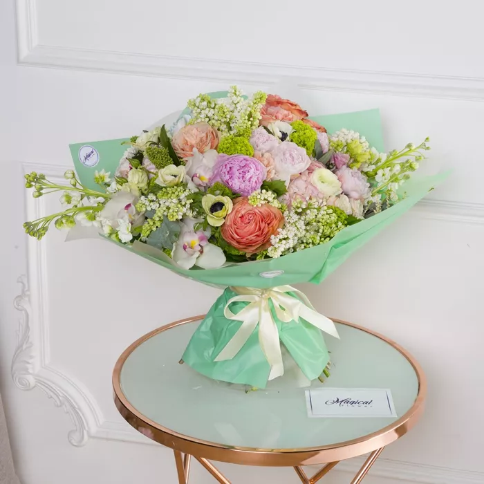 Букет с пионами и маттиолой Букет с пионами и маттиолой