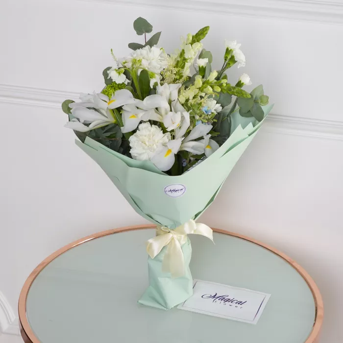 Букет с гвоздиками и ирисом