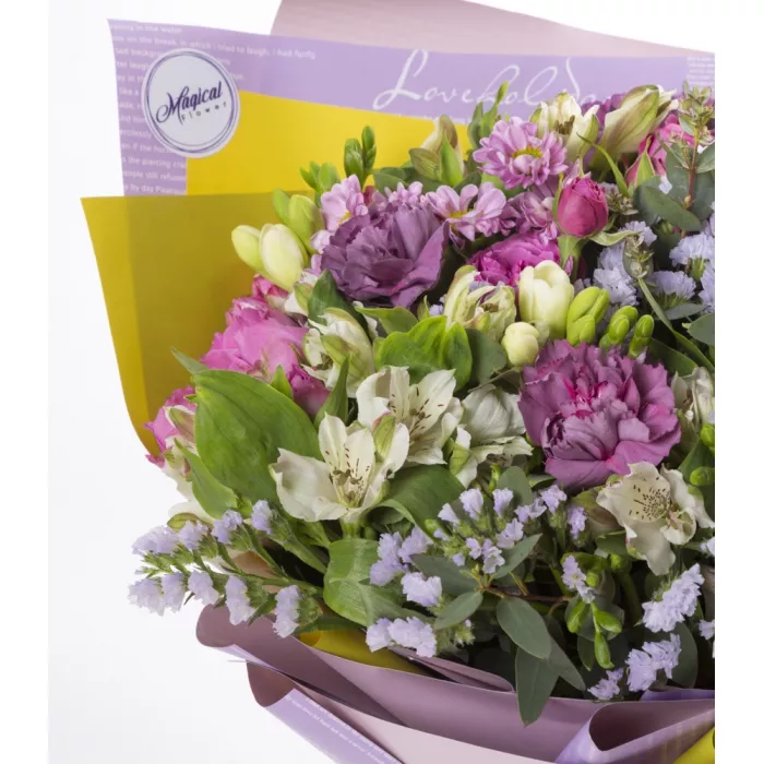 Букет с альстромерией и гвоздикой