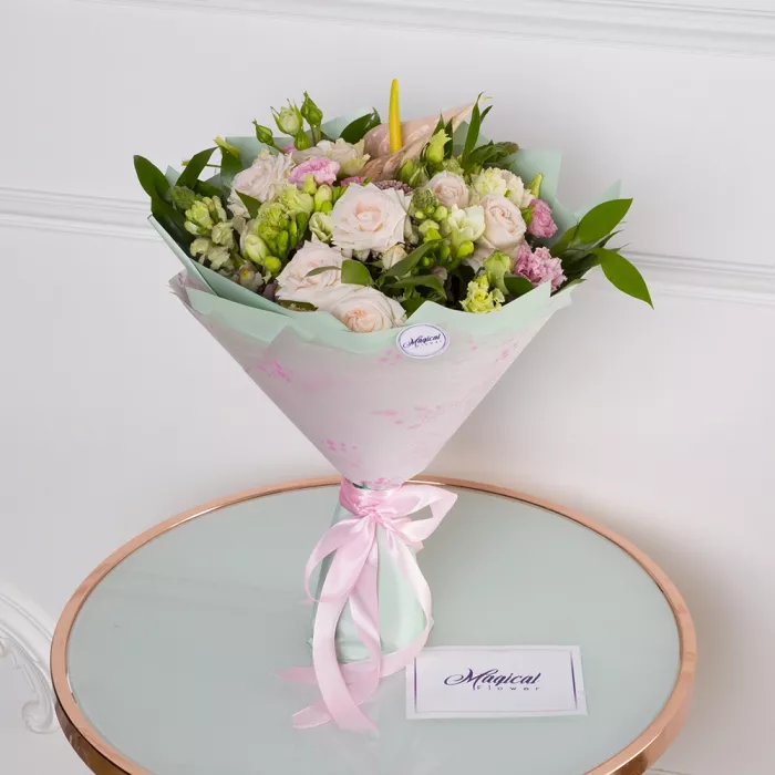 Букет с антуриумом, эустомой и фрезией