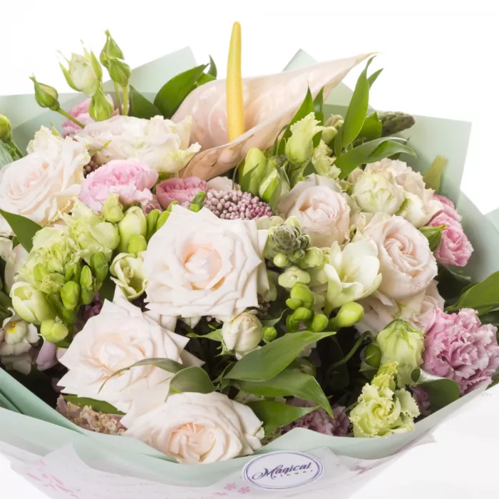 Букет с антуриумом, эустомой и фрезией