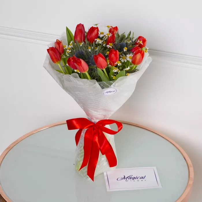 Букет с тюльпанами и эрингиумом