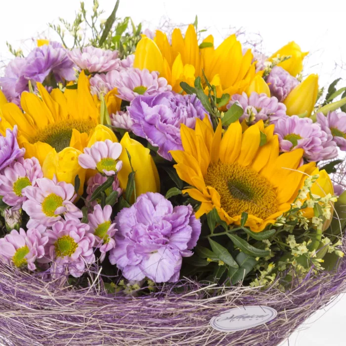 Букет с подсолнухом и тюльпанами