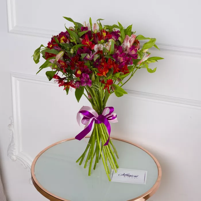 Букет из 21 разноцветной альстромерии