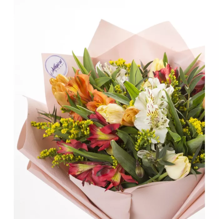 Букет с тюльпанами и альстромериями