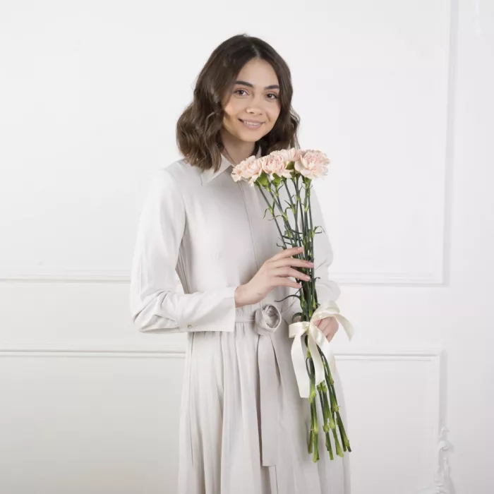 9 кремовых гвоздик