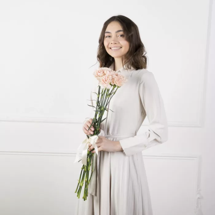 9 кремовых гвоздик