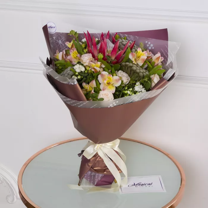 Букет с кустовой розой, протеей и брунией Букет с кустовой розой, протеей и брунией