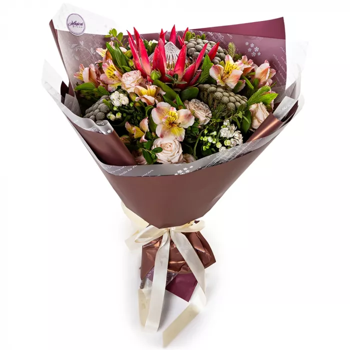 Букет с кустовой розой, протеей и брунией Букет с кустовой розой, протеей и брунией