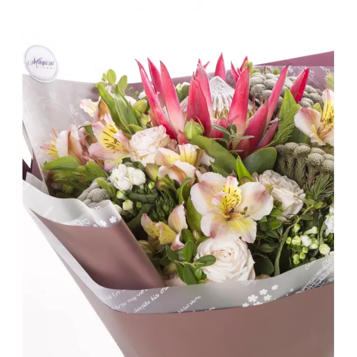 Букет с кустовой розой, протеей и брунией Букет с кустовой розой, протеей и брунией