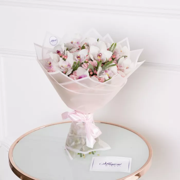 Букет с орхидеей и гвоздикой