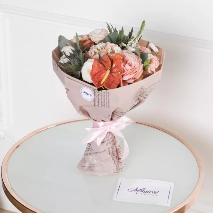 Букет с антуриумом, розами и гвоздиками