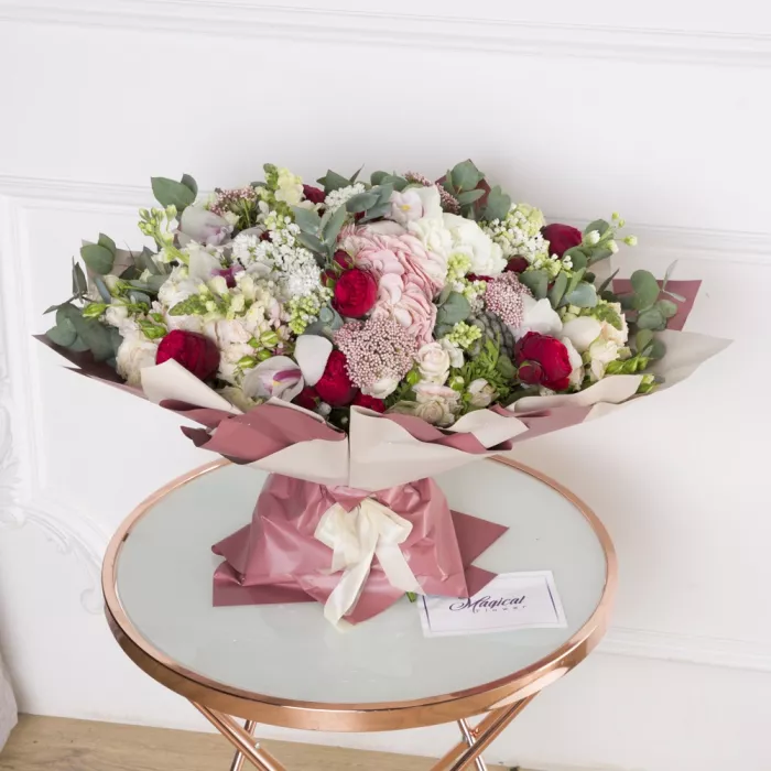 Букет из гортензии, эустомы и левкоя