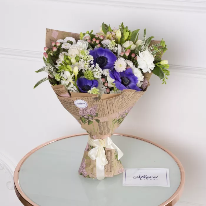 Букет из анемона, кустовой розы и сирени Букет из анемона, кустовой розы и сирени