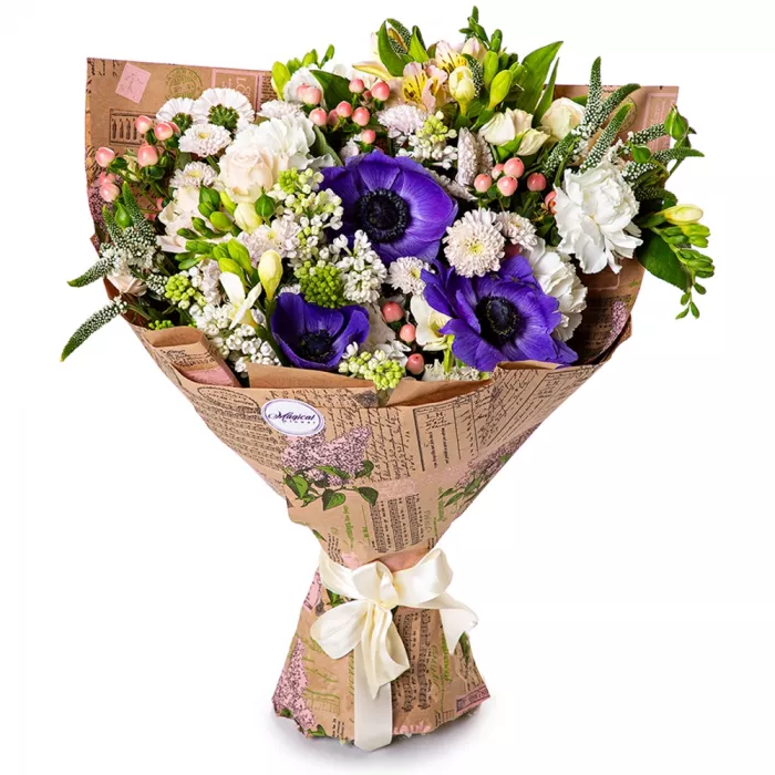 Букет из анемона, кустовой розы и сирени Букет из анемона, кустовой розы и сирени