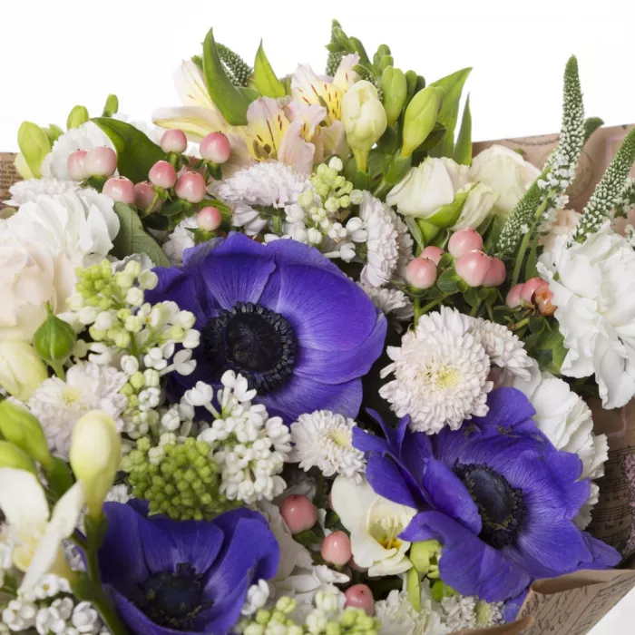 Букет из анемона, кустовой розы и сирени Букет из анемона, кустовой розы и сирени