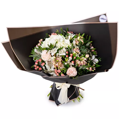 Букет из гортензии, розы и маттиолы