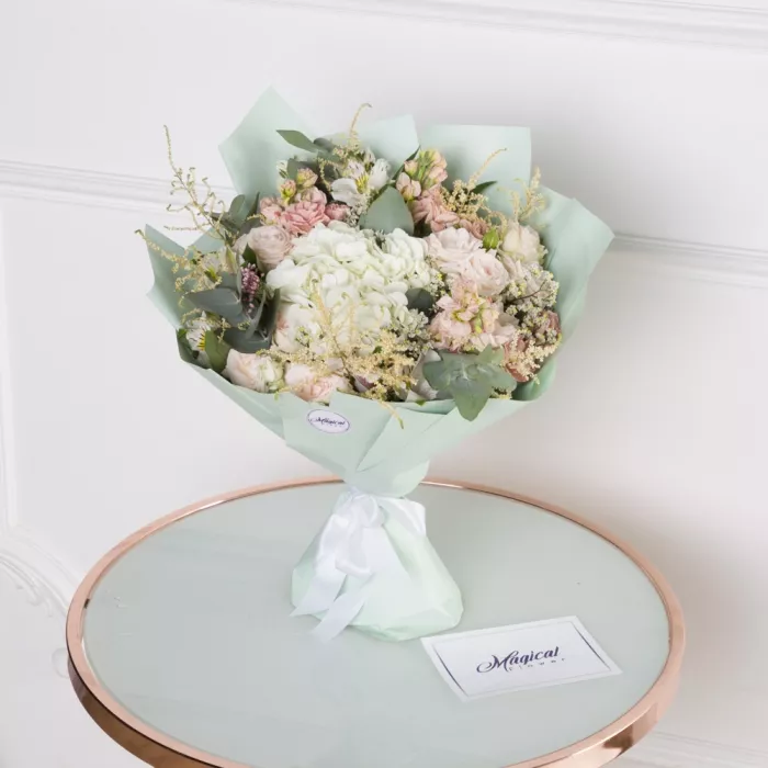 Букет с гортензией, кустовой розой и маттиолой