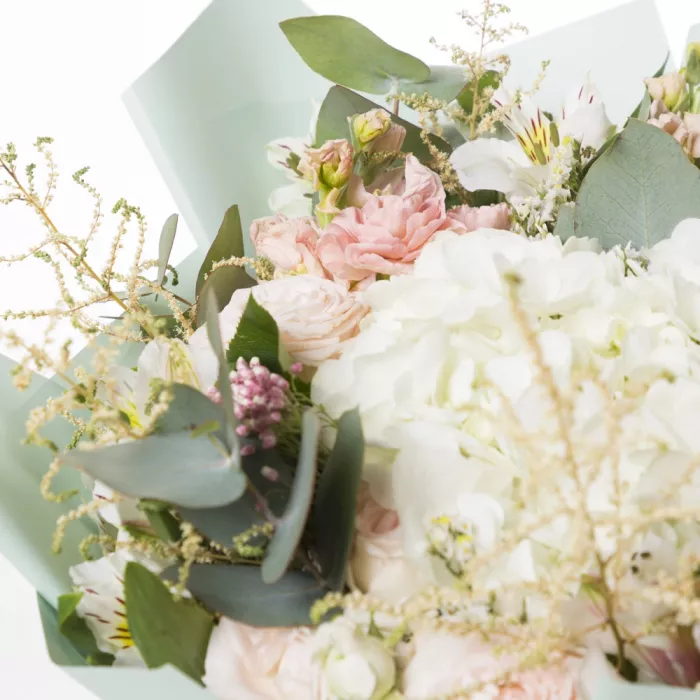 Букет с гортензией, кустовой розой и маттиолой