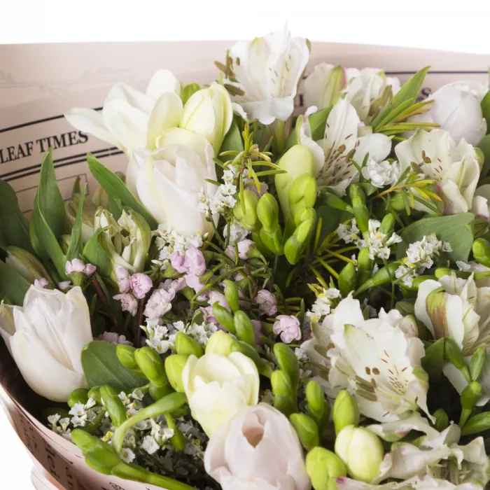 Букет из тюльпанов, фрезии и альстромерии