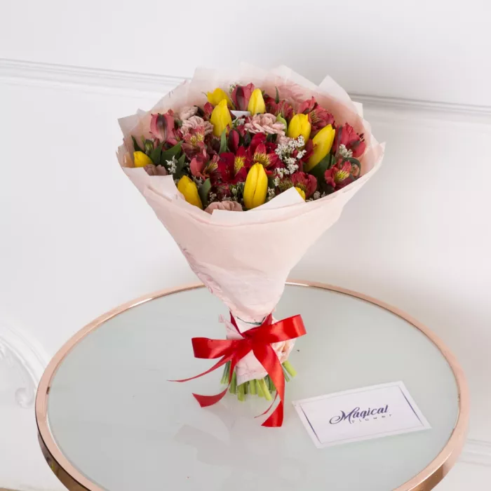 Букет с альстромериями и тюльпанами