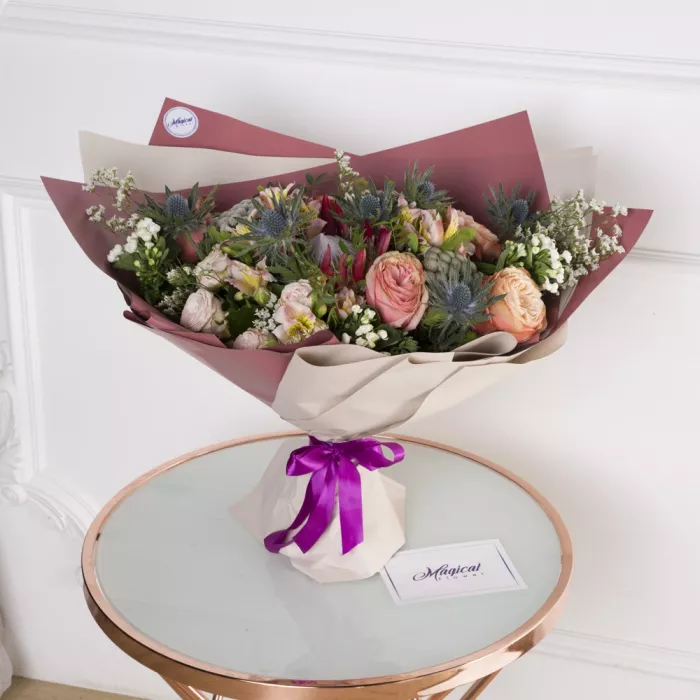 Букет с розами, протеей и брунией